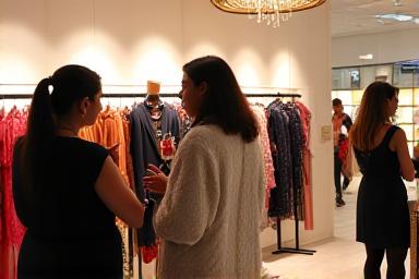 新作コレクション発表会で歓談する人々